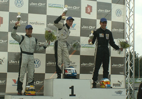 Teamet fra Egebart Motorsport laver bølge neden for podiet, efter Johan har taget weekendens anden sejr – Johan kvitterer med en hilsen.